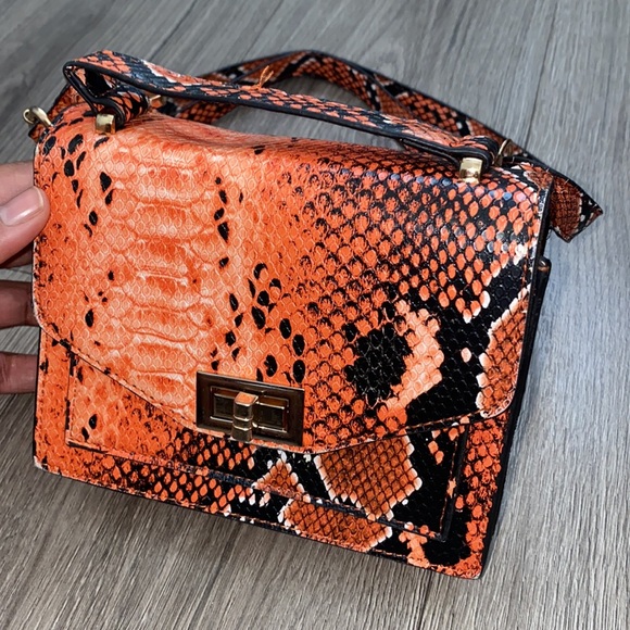 PRETTYLITTLETHING Mini Cross Body Snake Printed Bag - Picture 5 of 12
